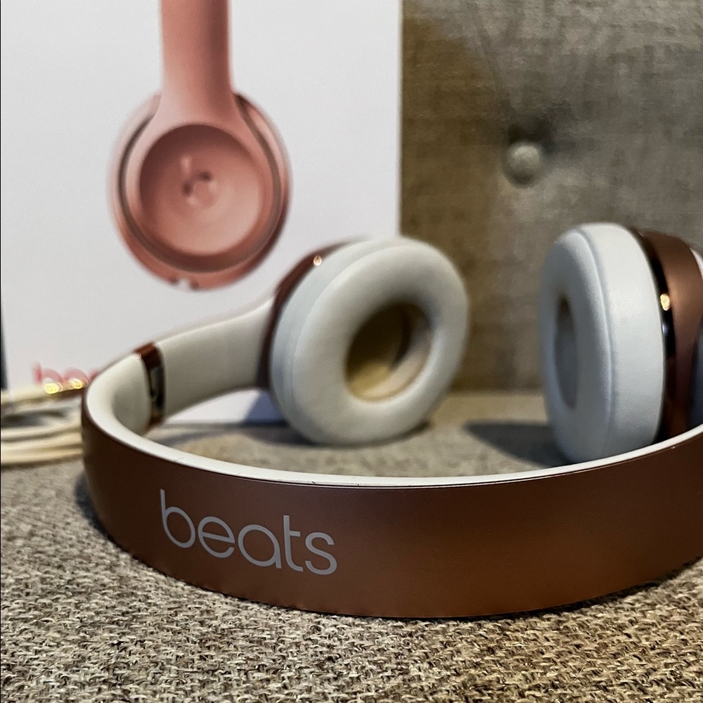 💖sold💖Beats Solo 3 wireless Headphones in Rose Gold - Picture 4 of 5